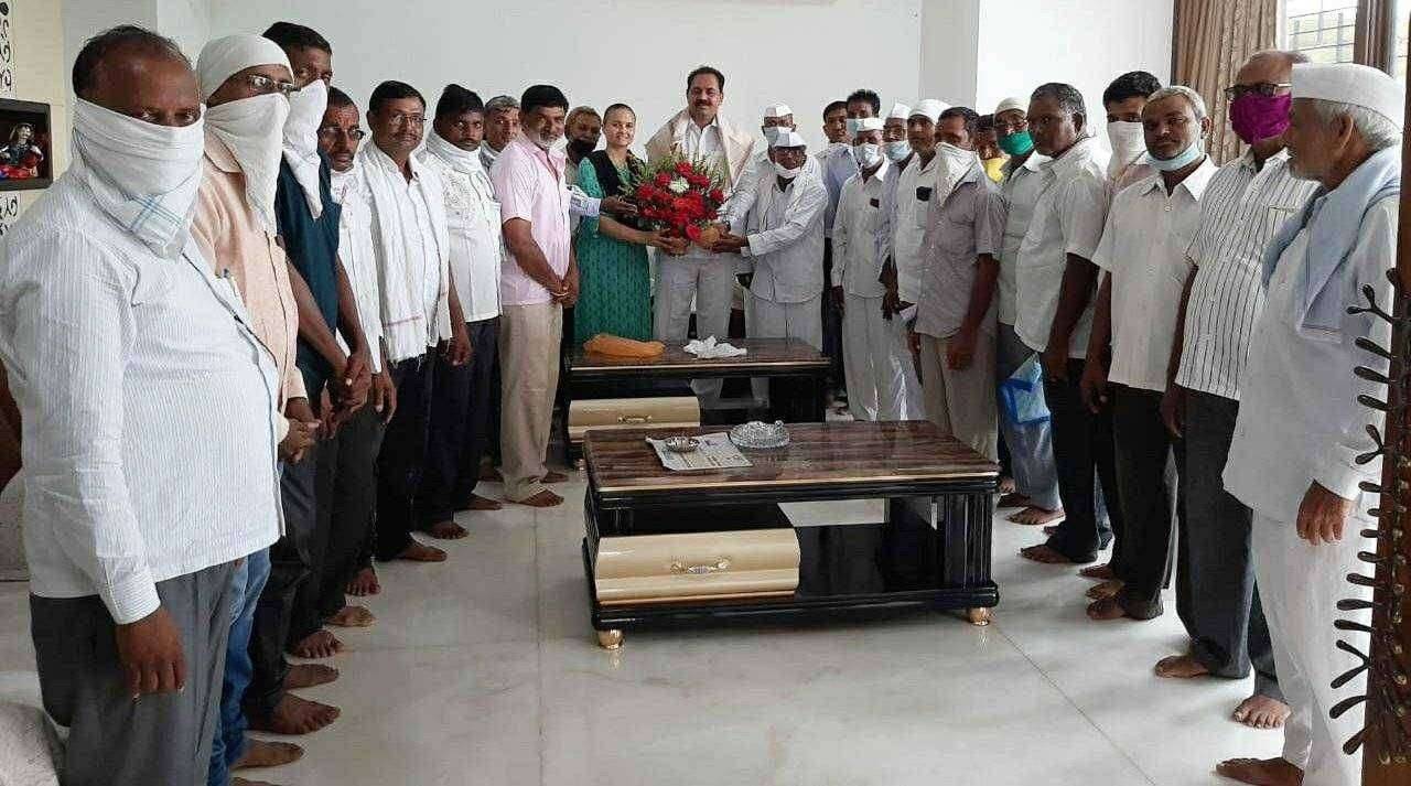 आमदारांच्या पाठपुराव्याने कळमसरे येथील ५३ शेतकऱ्यांना ४० लाख रुपयांची कर्जमाफीचा लाभ, दिलासा मिळाल्याने शेतकऱ्यांनी अनिल पाटील यांचा केला सत्कार.