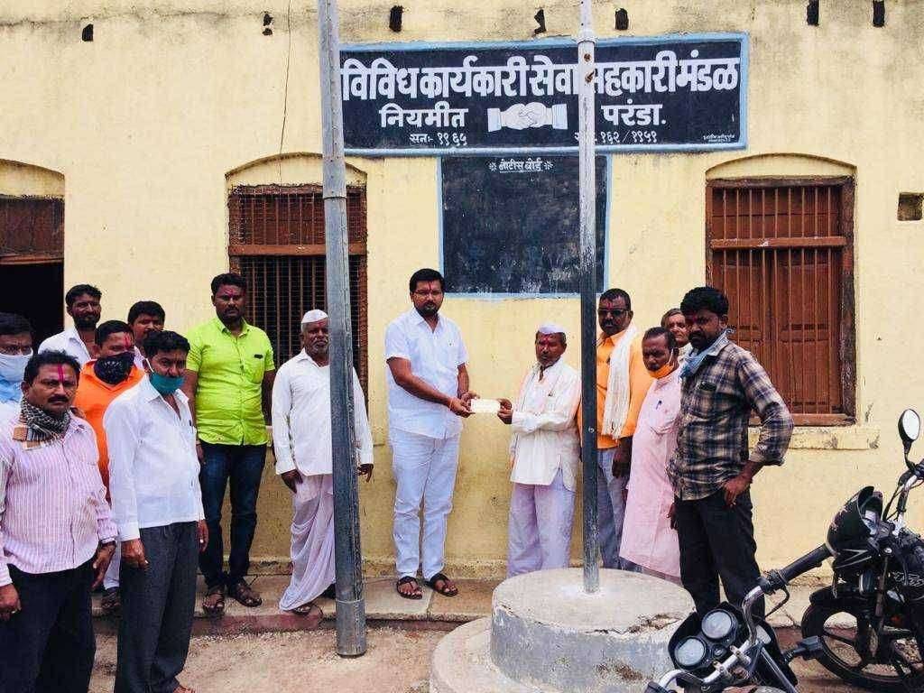 शिवसेना प्रमुख मा.मुख्यमंत्री उध्दव ठाकरे यांच्या वाढदिवसाचे औचित्य साधुन परंडा विविध कार्यकारी सेवा संस्थेने थकबाकीदार शेतकऱ्यांना शिवसेना युवा नेते रणजीत पाटील यांच्या हस्ते कर्जाचे वाटप