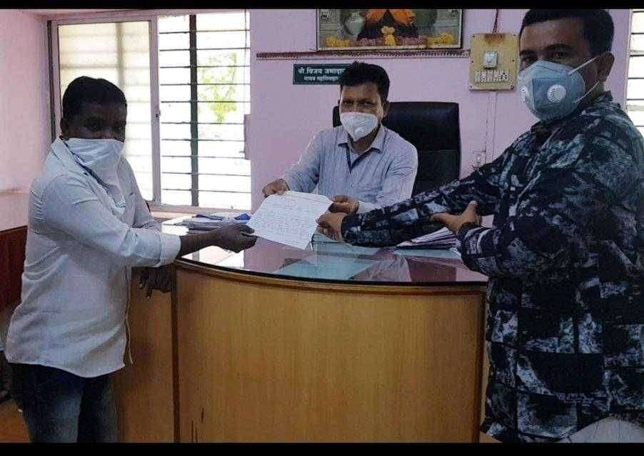 रूग्णालयांकडून प्रथमोपचार न मिळाल्यास रूग्णालयासमोर उपोषणास बसणारी नगरसेवक विक्रम भैया शिरसट यांचा इशारा