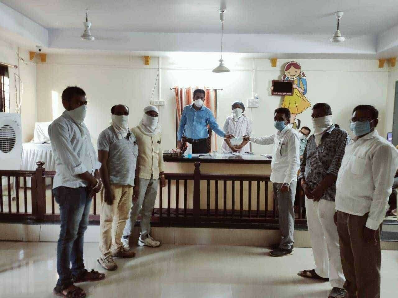 आ. चंद्रकांत पाटील, मुक्ताईनगर जिल्हाप्रमुख, शिवसेना यांच्या आवाहनाला प्रतिसाद देत शिवसैनिकांची मुख्यमंत्री सहाय्यता निधीत मदत.