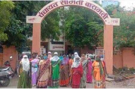 बारामतीत स्थानिक महिलांनी पंचायत समिती येथे केले आक्रोश आंदोलन
