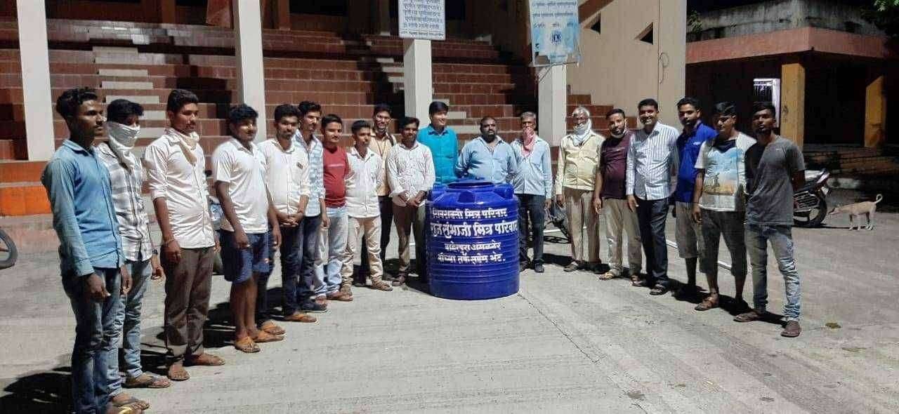 अमळनेर -येथील बाहेरपूरा भागातील राजे संभाजी मित्र मंडळ व शिवशक्ती मित्र मंडळाच्या वतीने स्मशान भूमी पैलाड येथे पाण्याची टाकी भेट दिली.