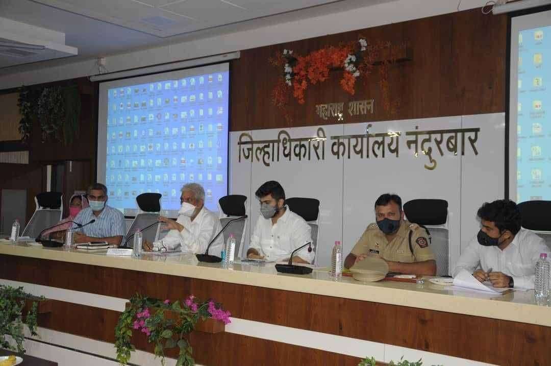 पीक कर्ज वाटपासाठी बँकांनी विशेष प्रयत्न करावे-दादाजी भुसे