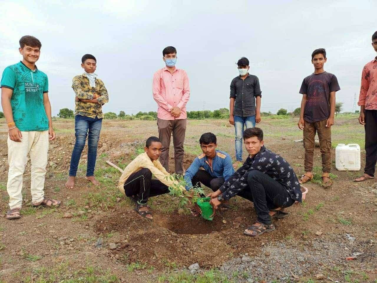 बिलाडी येथील कै.डब्ल्यू पाटील माध्यमिक विद्यालय बिलाडी च्या यशस्वी विद्यार्थ्यांनी केले वृक्षारोपण..