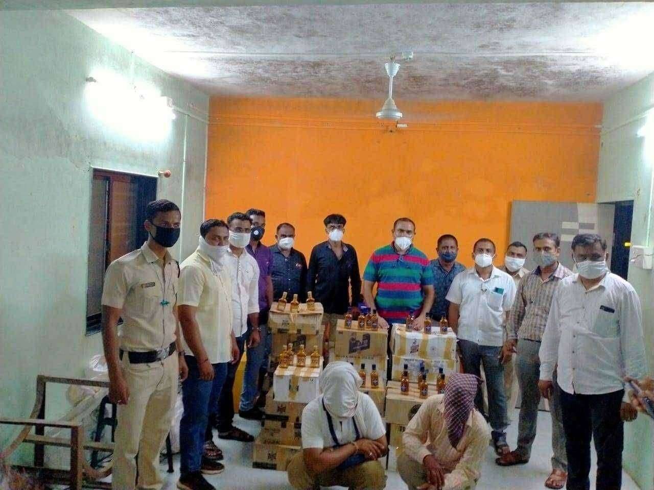 ? Big Breaking...जळगांव LCB सह अमळनेर पोलीस विभागाची दबंग कार्यवाही...नकली दारू आणि दूध कारखान्यावर छापा....