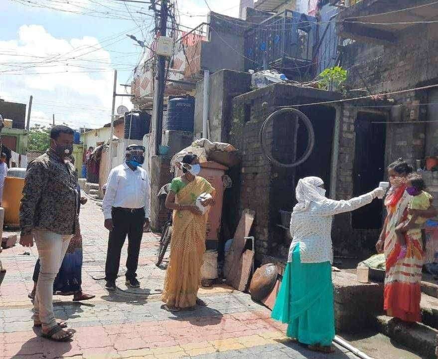 कंटेन्मेंट झोनमधील नागरीकांची नगरसेवक विक्रम शिरसट यांनी करून घेतली घरोघरी जावून आरोग्य तपासणी