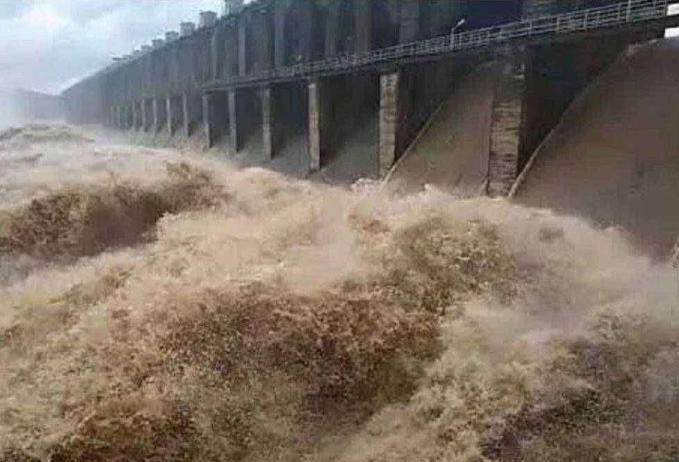 हतनुर धरणाचे 24 दरवाजे पूर्ण उघडले नदीपात्रात 52 हजार 995 व्युसेक्स वेगाने पाण्याचा विसर्ग सुरु