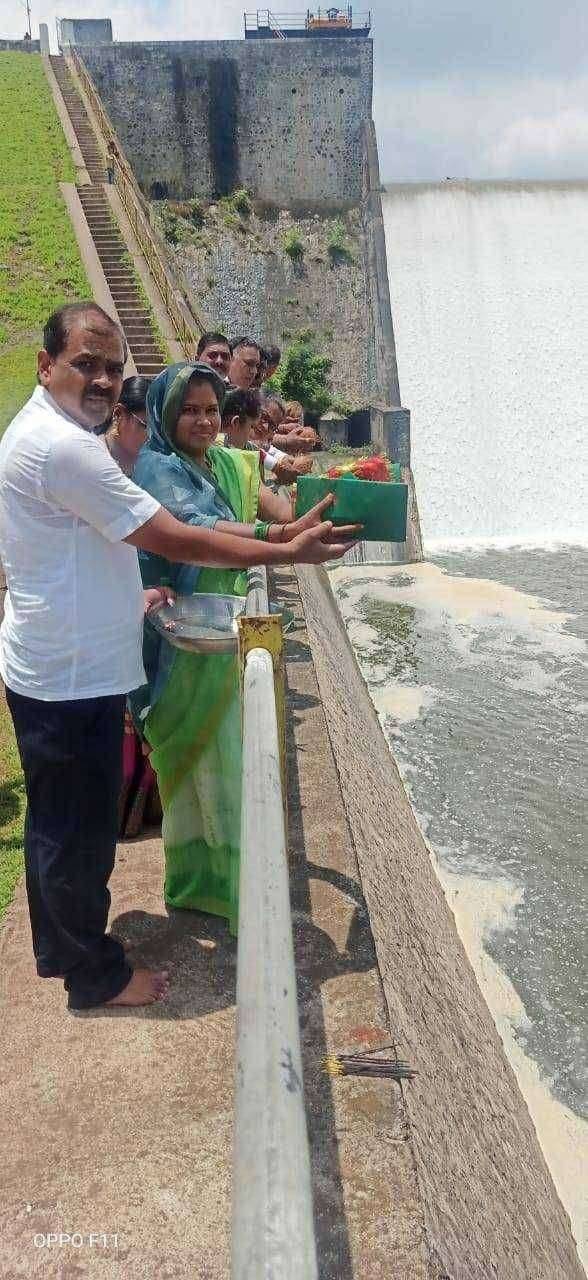 फैजपूर शहराची तहान भागवणारे सुखी धरण भरल्याने शहरवासीय तर्फे नगराध्यक्ष महानंदा होले यांनी केले जलपूजन