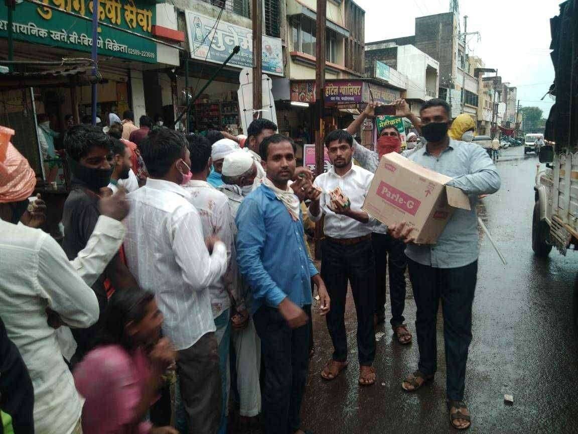 निवडणुकीत पावसात भिजणाऱ्या राज्यकर्त्यांनी शेतकऱ्यांच्या व्यथा जाणाव्यात - शेतकऱ्यांच्या संतप्त प्रतिक्रिया