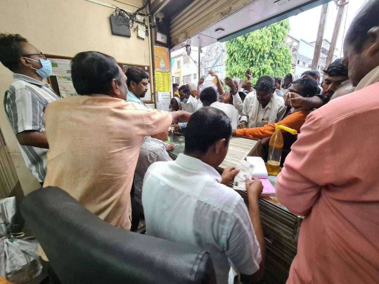 निवडणुकीत पावसात भिजणाऱ्या राज्यकर्त्यांनी शेतकऱ्यांच्या व्यथा जाणाव्यात - शेतकऱ्यांच्या संतप्त प्रतिक्रिया