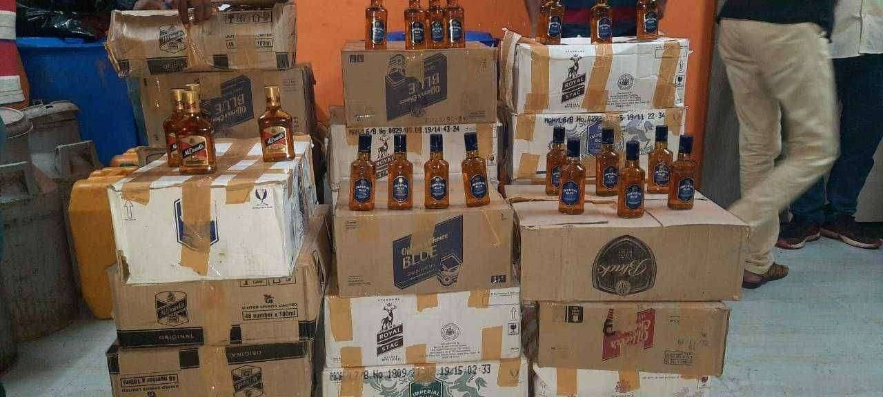 ? Big Breaking...जळगांव LCB सह अमळनेर पोलीस विभागाची दबंग कार्यवाही...नकली दारू आणि दूध कारखान्यावर छापा....