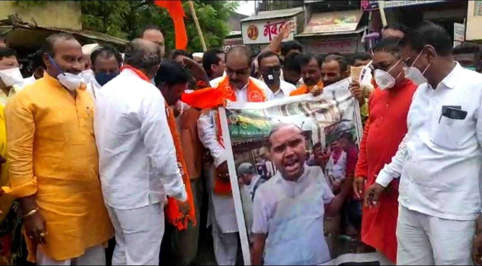 चाळीसगाव येथे आमदार मंगेश चव्हाण यांच्या वक्तव्याचा निषेध, रिकामचोट मुख्यमंत्री बोलणे आले अंगलट...  .