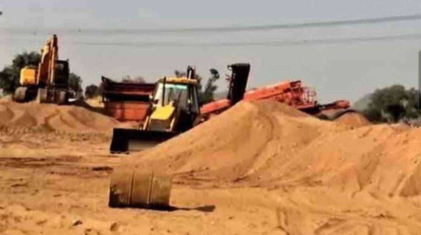 अवैध वाळू साठा केल्या प्रकरणी परंडा तालूक्यातील रुई येथिल दोघावर लाखो रुपयांची दंडात्मक कारवाई .अवैध वाळू साठा करणाऱ्यात खळबळ