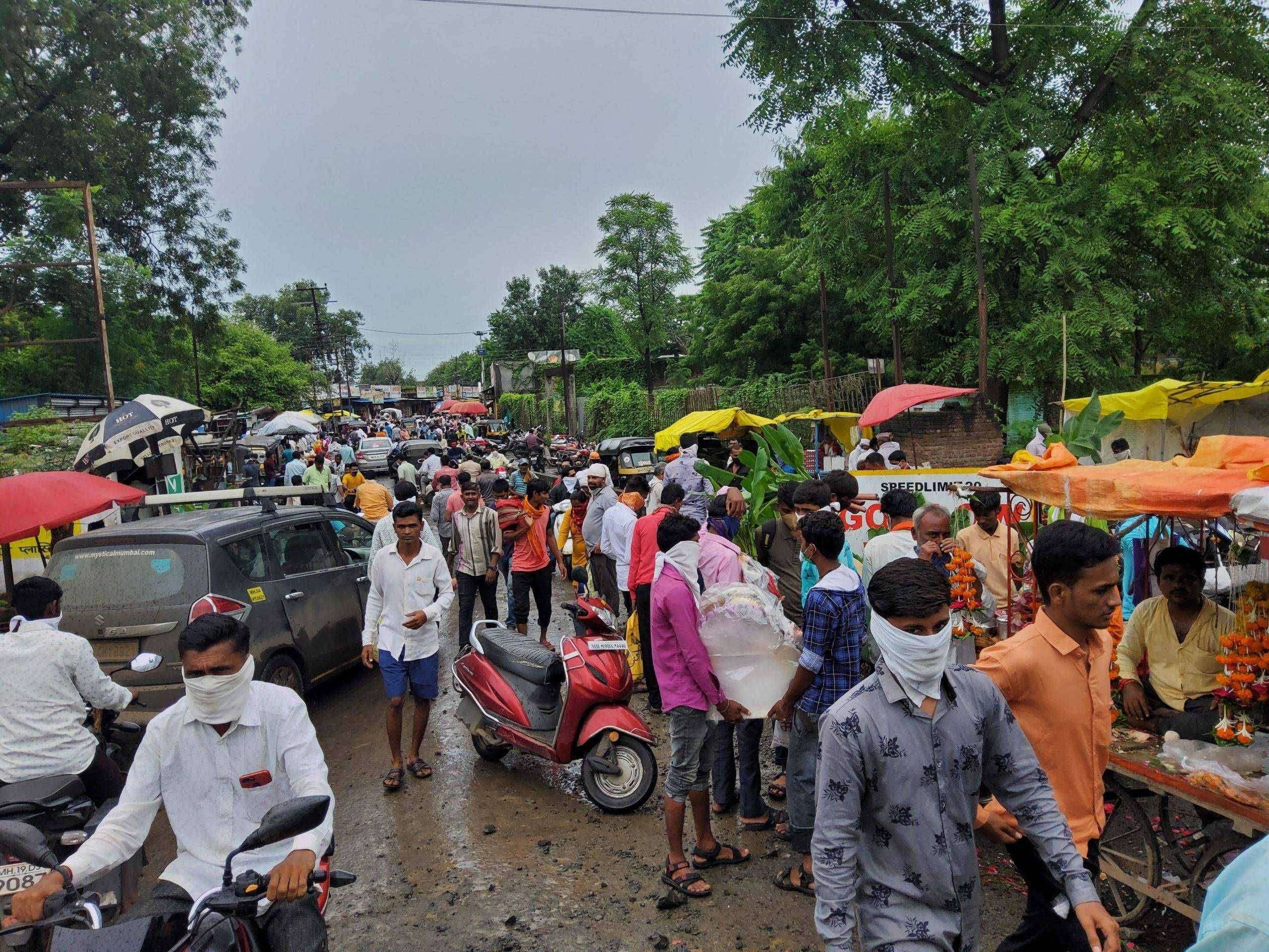 ? अमळनेर येथे श्री गणेश भक्तांच्पा गर्दीने "सोशियल डीस्टनिंग"चा फज्जा..प्रशासन ढिम्म...एक जबाबदार व्यक्ती नुसार आजच्या दिवस सूट दिली आहे...