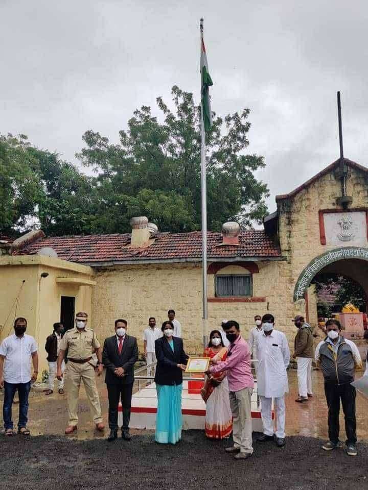 ? प्रेरणादायी....स्वातंत्र्य दिनी उत्कृष्ट पोलीस पाटील व उत्कृष्ट सरकारमान्य स्वस्त धान्य दुकानदार म्हणून प्रवीण गोसावी यांचा प्रशस्तीपत्र देऊन गौरव