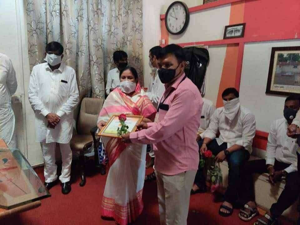 ? प्रेरणादायी....स्वातंत्र्य दिनी उत्कृष्ट पोलीस पाटील व उत्कृष्ट सरकारमान्य स्वस्त धान्य दुकानदार म्हणून प्रवीण गोसावी यांचा प्रशस्तीपत्र देऊन गौरव