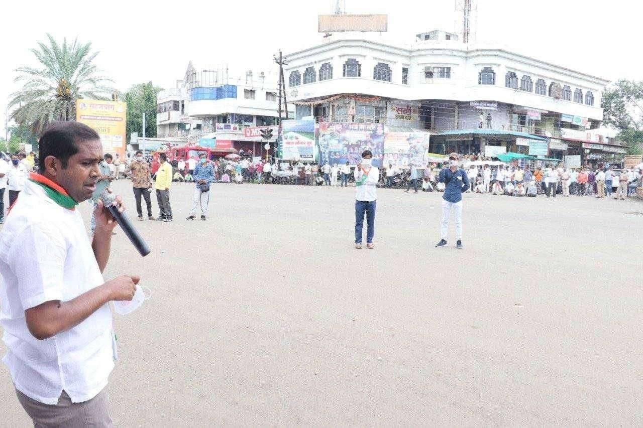 चाळीसगाव येथे दूध उत्पादकांच्या मागण्यांसाठी भाजपा - महायुतीतर्फे रास्ता रोको आंदोलन... आंदोलकांनी दिल्या तहसीलदारांना दुधाच्या पिशव्या भेट