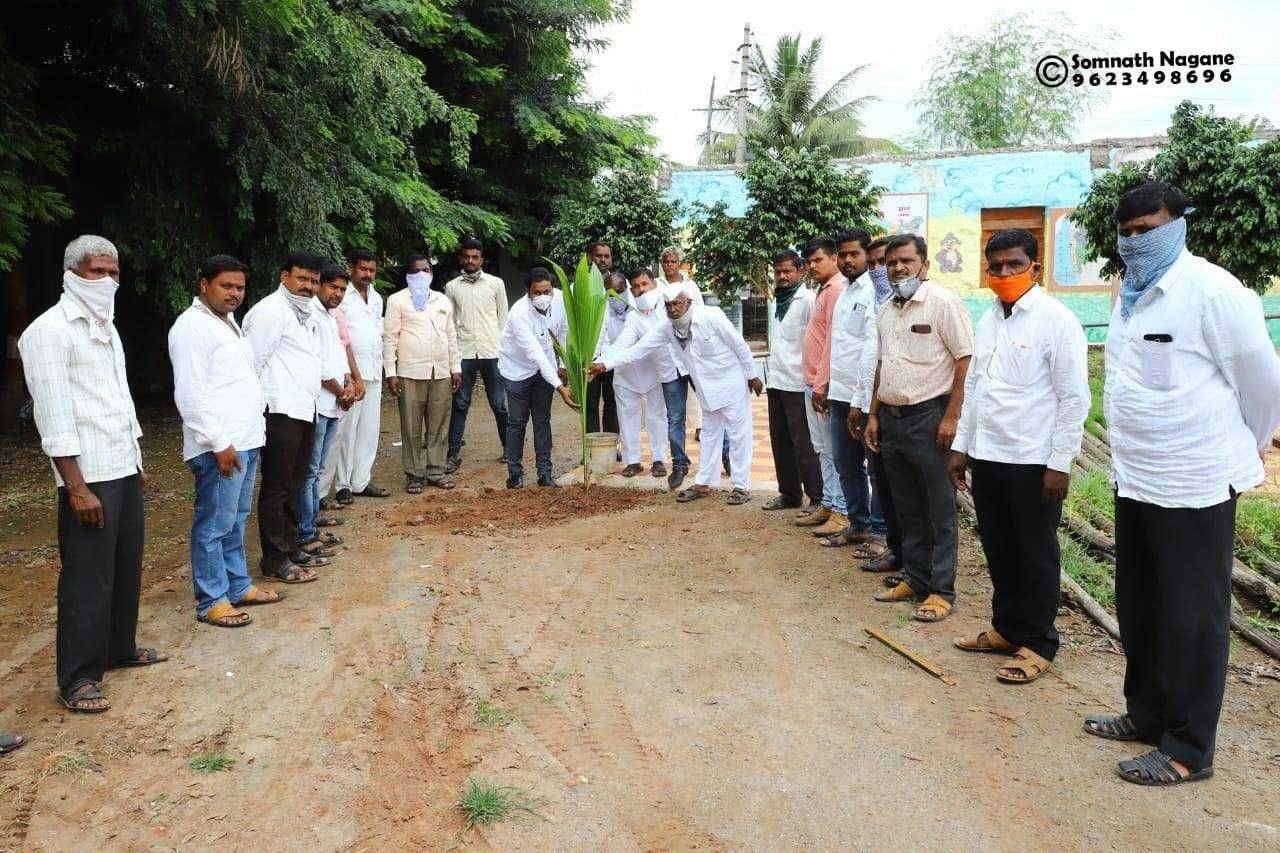 चेअरमन मा अभिजीत आबा पाटील यांच्या 37 व्या वाढदिवसानिमित्त वृक्षारोपण व रक्तदान शिबिराचे आयोजन