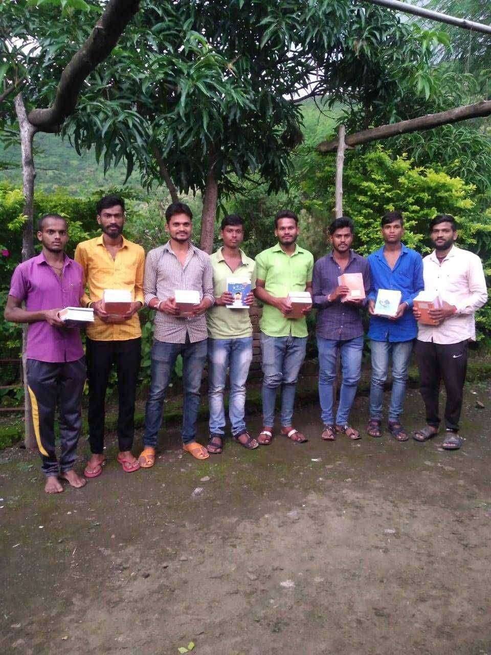 शिक्षक दांम्पत्याकडून आदिवासी विद्यार्थ्यांना मोफत वह्या