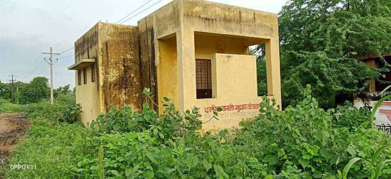 शिरूड येथील दलितवस्ती सुधार योजनेच्या शौचालयाची झाली दुरावस्था