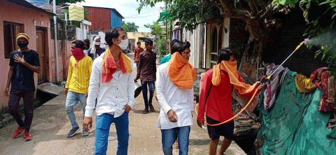 देवा ग्रूप फाउंडेशन महाराष्ट्र राज्य तालुका पातुर यांच्या वतीने सेनिटायजर फवारणी