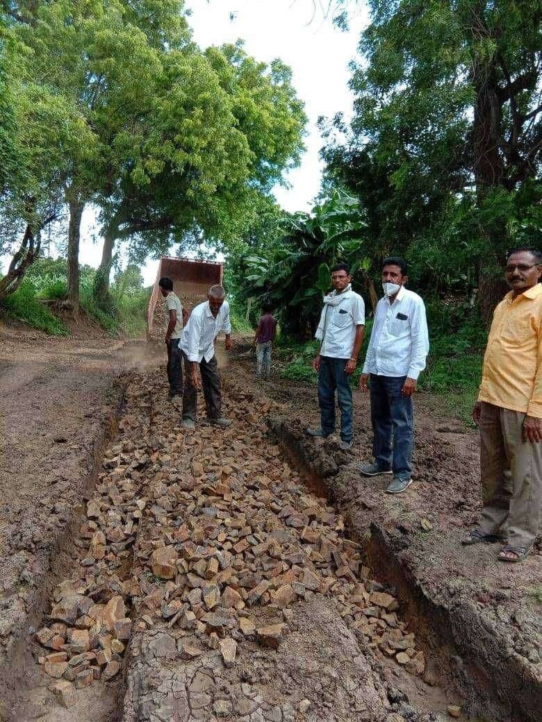 कांडवेल शेतकऱ्यांच्या मदतीसाठी शिवसेना आ.चंद्रकांत पाटील आले धावून...