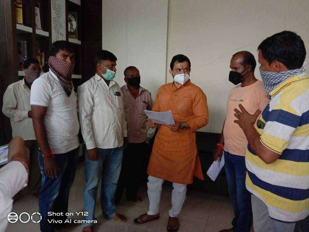 मावळचे आमदार सुनिल शेळके यांना आदिवासी भागातील प्रश्नाबाबत बिरसा क्रांती दलाचे निवेदन देऊन चर्चा