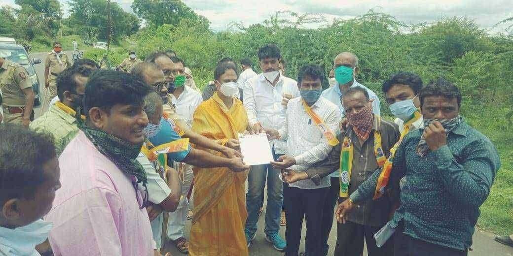 वंचित बहुजन आघाडीच्या वतीने आमदार राजळे यांच्या निवासावर विविध मागण्यांसाठी ठिय्या आंदोलन संपन्न