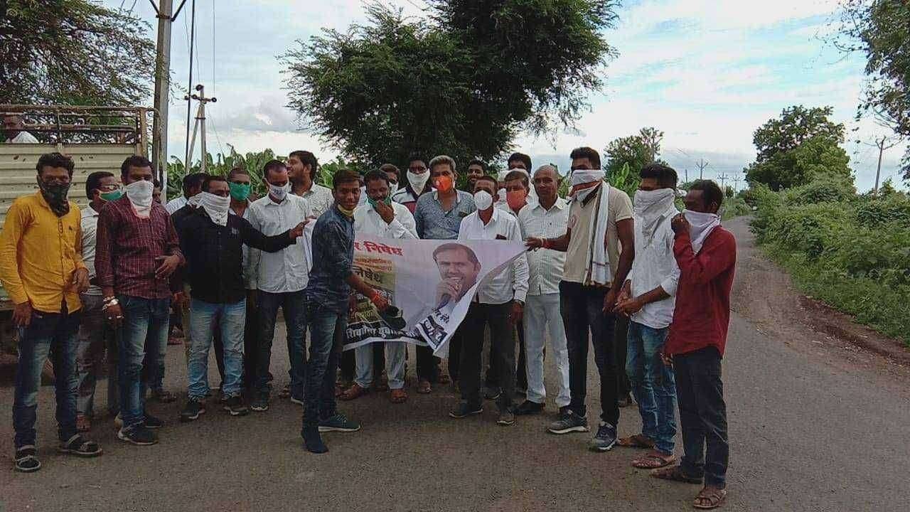 आ. मंगेश चव्हाणांच्या फोटोला शिवसेनेचे जोडे मारो आंदोलन...