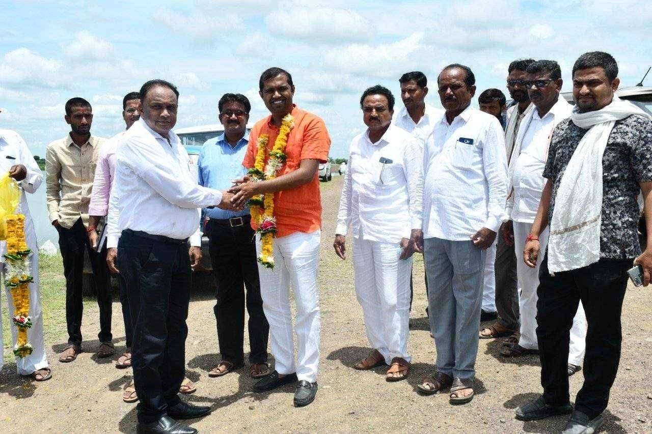 आमदार मंगेश चव्हाण यांच्याहस्ते मान्यवरांच्या उपस्थितीत मन्याड धरणाचे जलपूजन चाळीसगाव तालुक्यातील २२ गावांमध्ये उत्साहाचे वातावरण