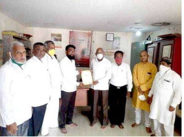 अमळनेर येथील सामाजिक कार्यकर्ते व काँग्रेस कमिटीचे शहर उपाध्यक्ष राजु शेख यांना नुकतेच शहरातील युवा कल्याण प्रतिष्ठानच्या वतीने सेवाभाव सन्मानपत्र देऊन सन्मानित करण्यात आले