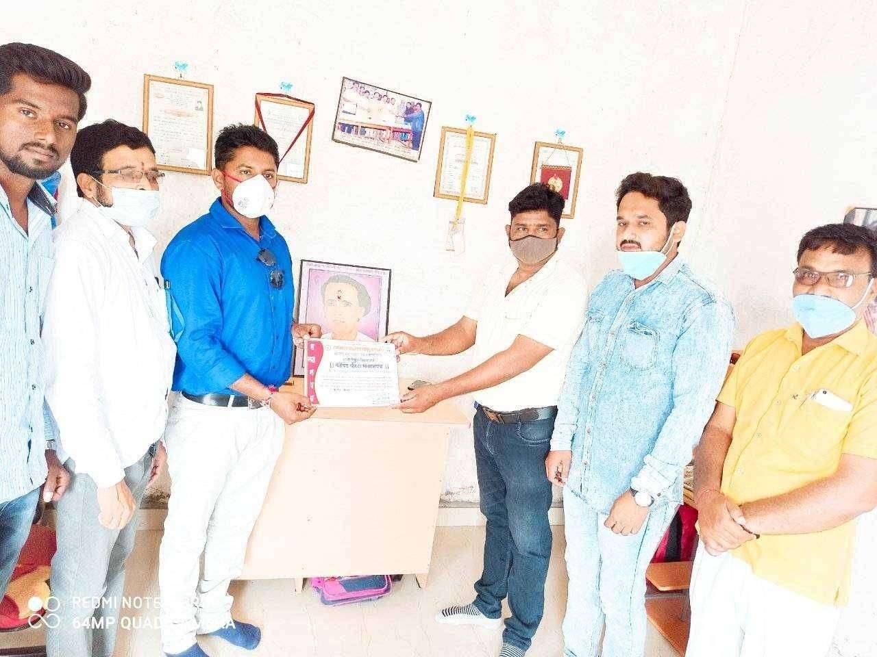 कळंब राहुल हौसलमल कोरोना योद्धा पुरस्काराने सन्मानित