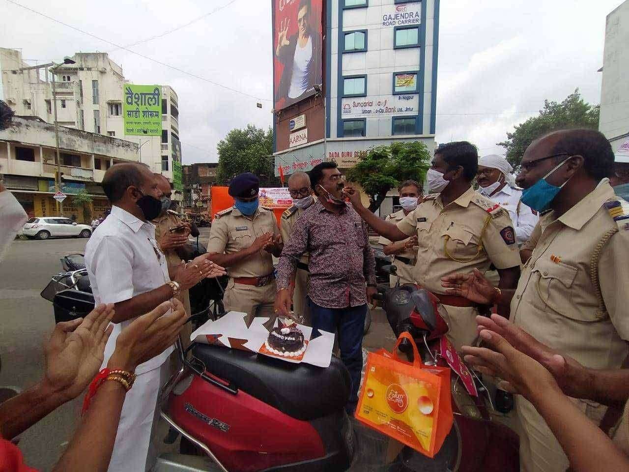 लकडगंज पोलिस स्टेशन चे श्री अरविंद चव्हाण व श्री रवींद्र ठाकरे यांनचा वाढदिवस साजरा