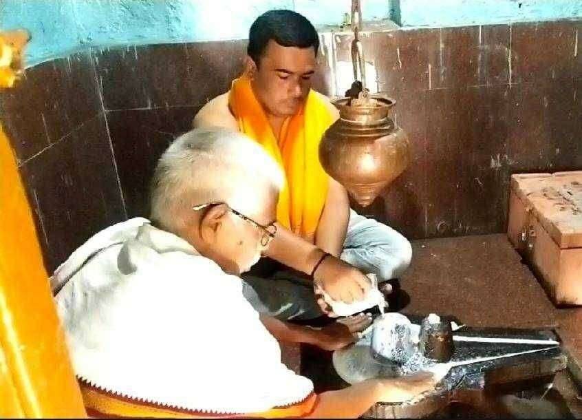 सोलापूर जिल्ह्याचे नेते व राजकारणातील संत आदरणीय सुधाकरपंत परिचारक यांची प्रकृती ठीक होण्यासाठी नगरसेवक विक्रम शिरसट यांनी महादेवाला अभिषेक करून साकडे घातले