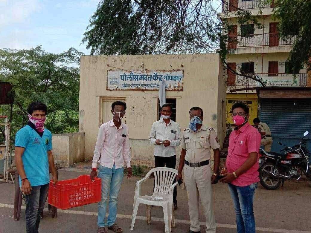 धर्मवीर आनंद दिघे प्रतिष्ठान मातोश्री मिनाताई ठाकरे प्रतिष्ठान व दयावान ग्रुप पंढरपुर यांच्यावतीने पोलीस कर्मचारी सफाई कामगार व बेघर लोकांना नाष्ट्याचे आयोजन