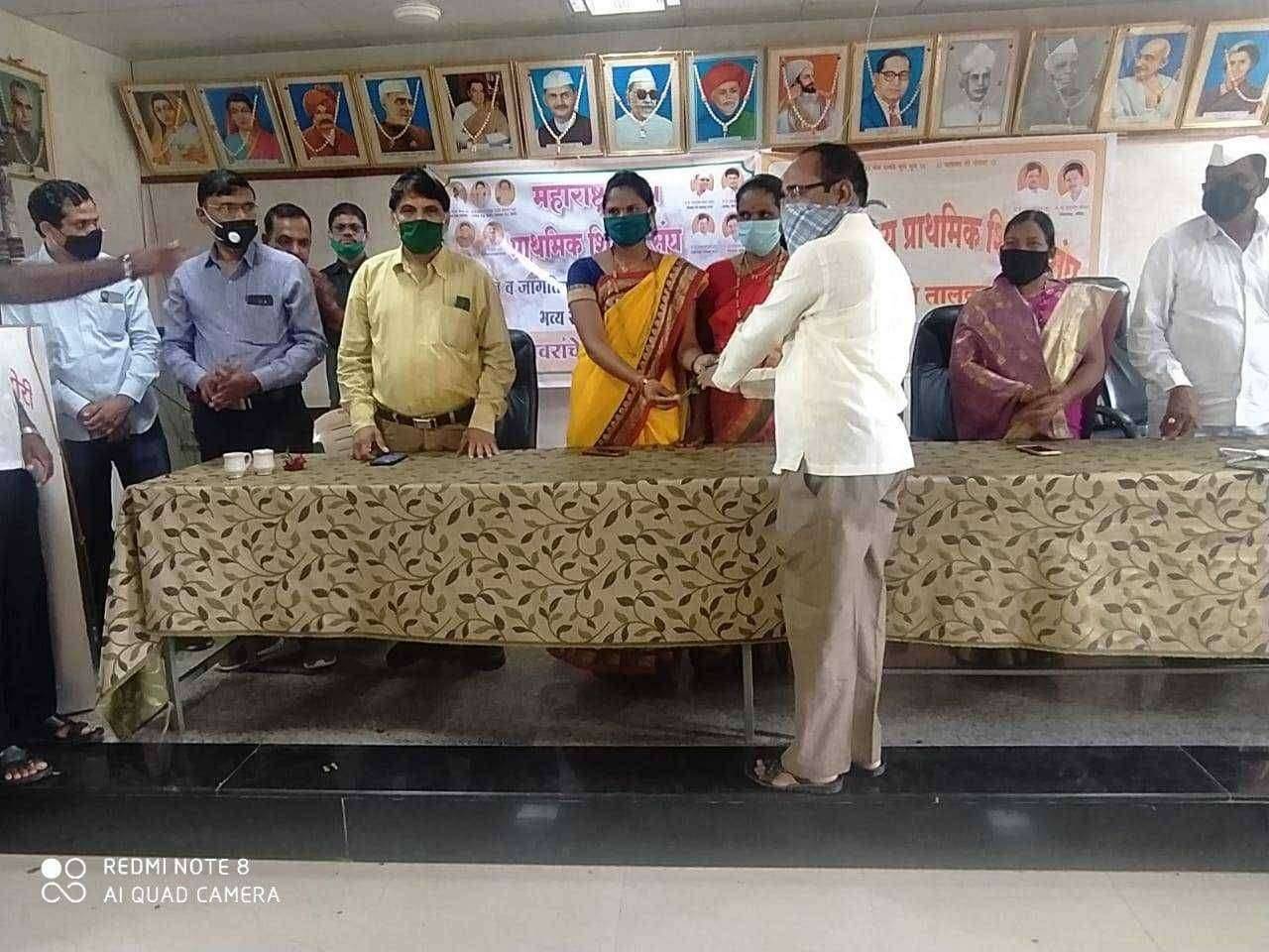 दिंडोरी तालुका प्राथमिक शिक्षक संघाचे कार्य कौतुकास्पद ना.नरहरी झिरवाळ आदिवासी जागतिक दिनी १०१ दात्यांनी केले रक्तदान