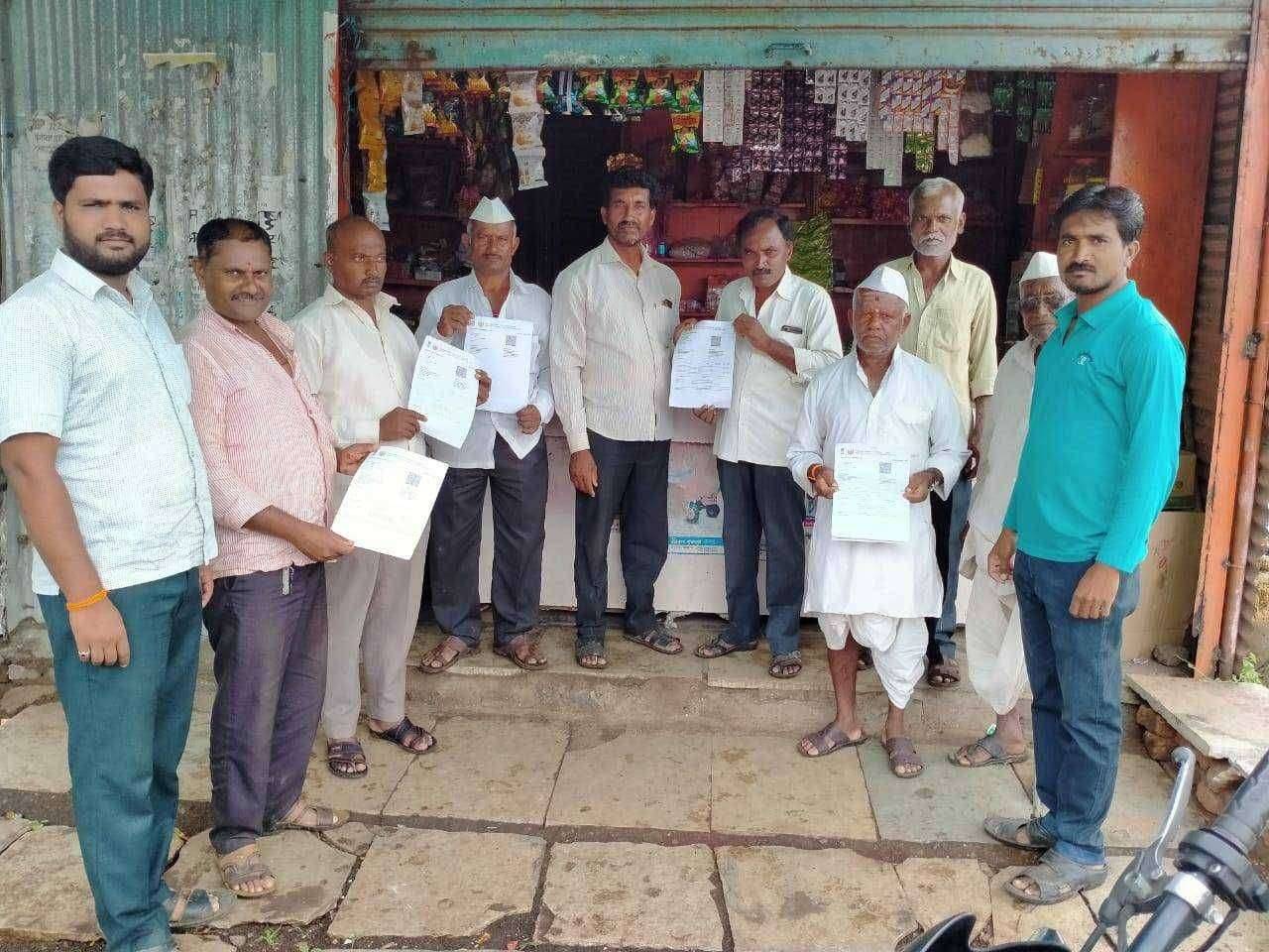 लोककल्याण संस्थेकडून मोफत भरलेल्या पिकविमा पावत्यांचे वाटप...