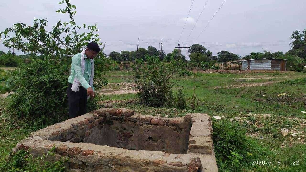 भिसी येथील प्राचीन चौकोनी विहीर --: ऐतिहासिक विहीरीची दुर्दशा पुरातन प्रेमी कवडू लोहकरे यांनी केली विहीरीची पाहणी