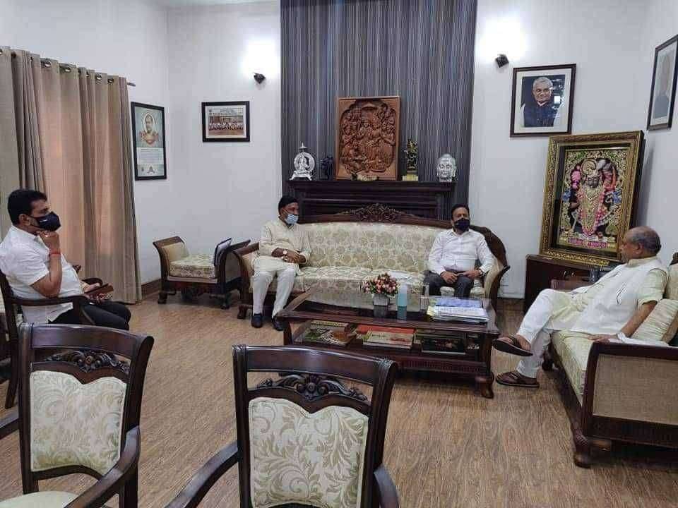 माजी मंत्री गिरीशभाऊ महाजन यांच्या नेतृत्वात खासदार उन्मेश दादा पाटील यांनी केंद्रीय कृषी मंत्री नरेंद्रजी तोमर यांची घेतली भेट