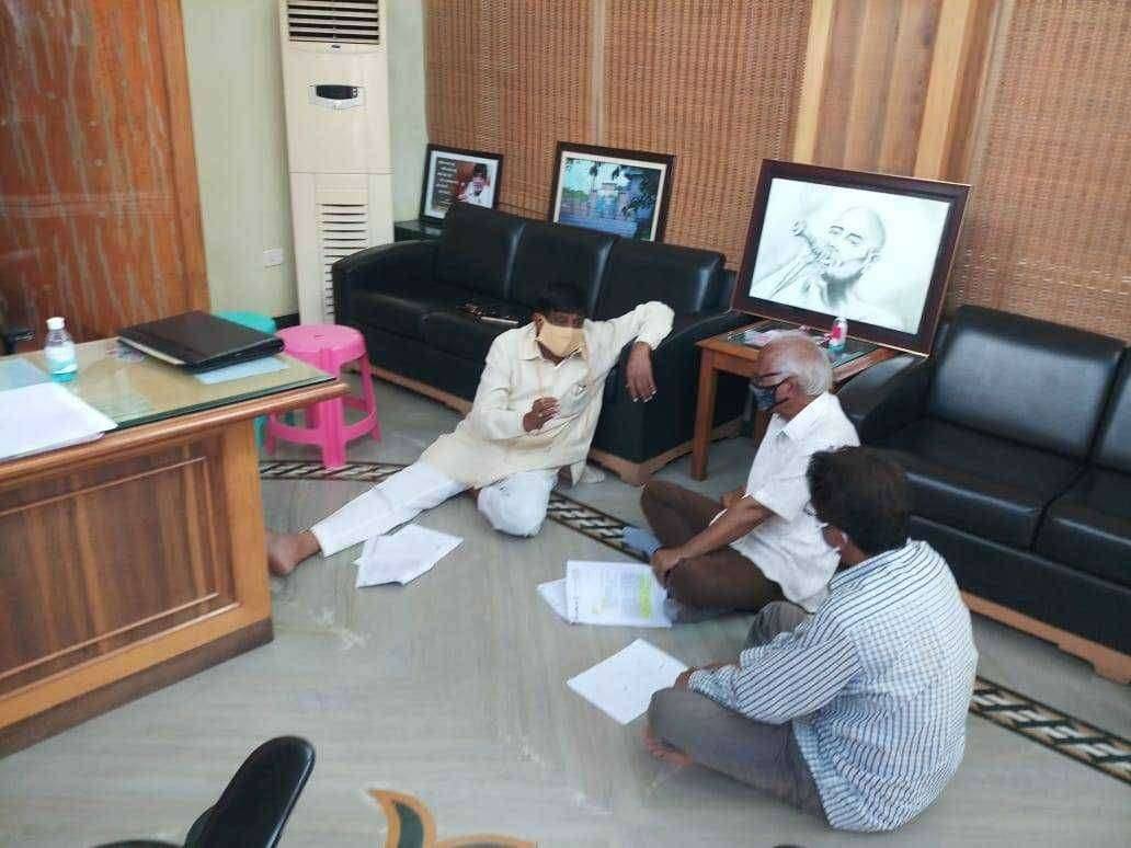 ?️ ll बोले तैसा चाले त्याची वदांवी पावले ll ...साधा बाधा माणसातला माणूस..कृषिभूषणच नव्हे तर माणुसकी भूषण..