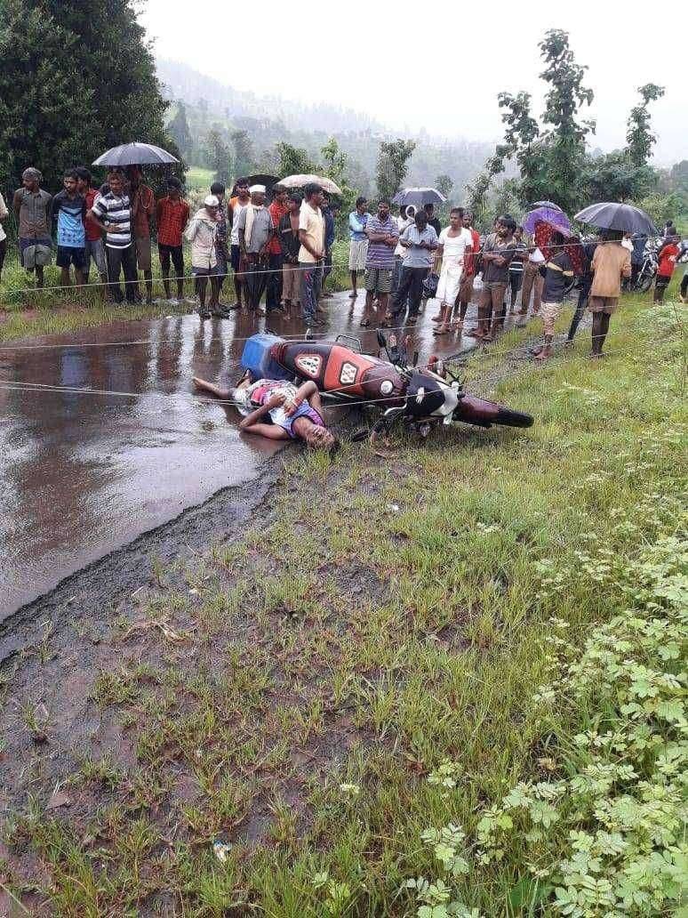 ? धक्कादायक..अचानक विजेचा खांब पडून तरुणाचा जागीच मृत्यू...