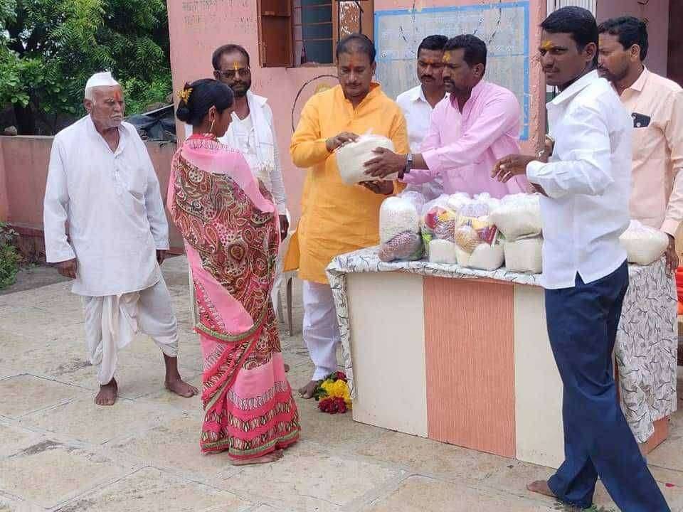 सिध्देवाडी येथे मनसे नेते दिलीप धोञे यांच्या वाढदिवसानिमित्त गरजूंना जीवनावश्यक वस्तूचे वाटप