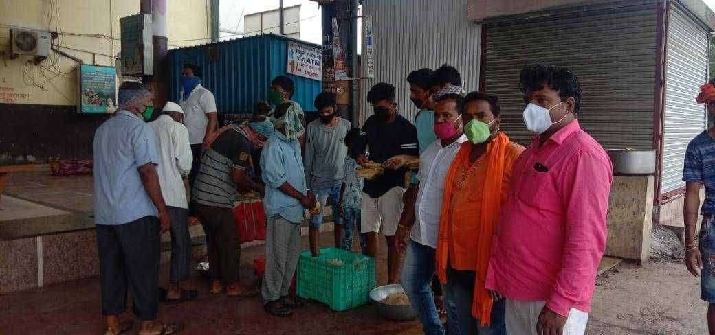 मल्हार आर्मी संघटना व शिवसेना विभाग प्रमुख व राष्ट्रवादी युवक काँग्रेस यांच्याकडून गोरगरीब बेघर यांना अन्नदान जेवण वाटप