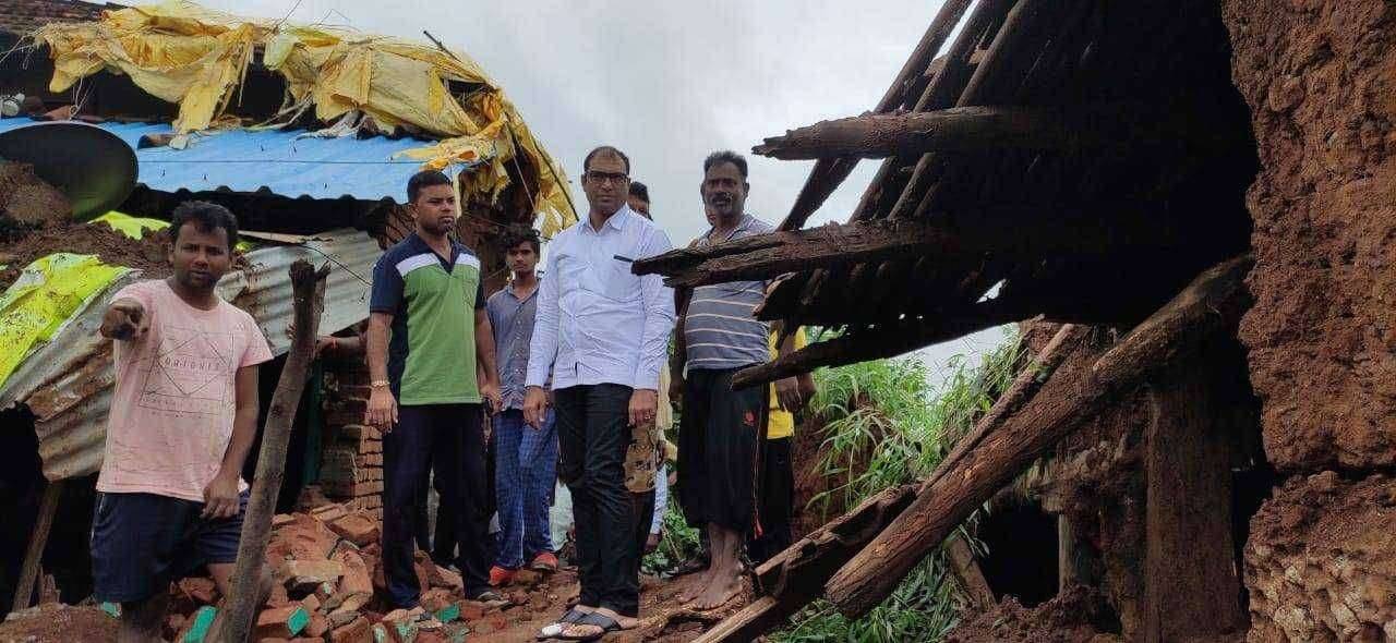 अतिवृष्टीमुळे साठगाव  ता.चिमूर येथे घरांची पडझड  पती-पत्नी थोडक्यात बचावले डॉ.सतीश वारजूकर यांनी घेतली आपत्तीग्रस्त नागरिकांची भेट