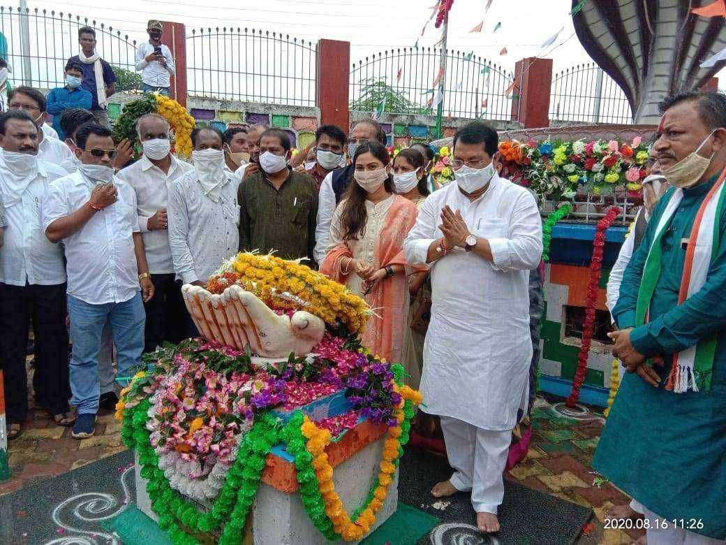 पालकमंत्री विजय वडेट्टीवार यांनी शहिंदाना केले अभिवादन