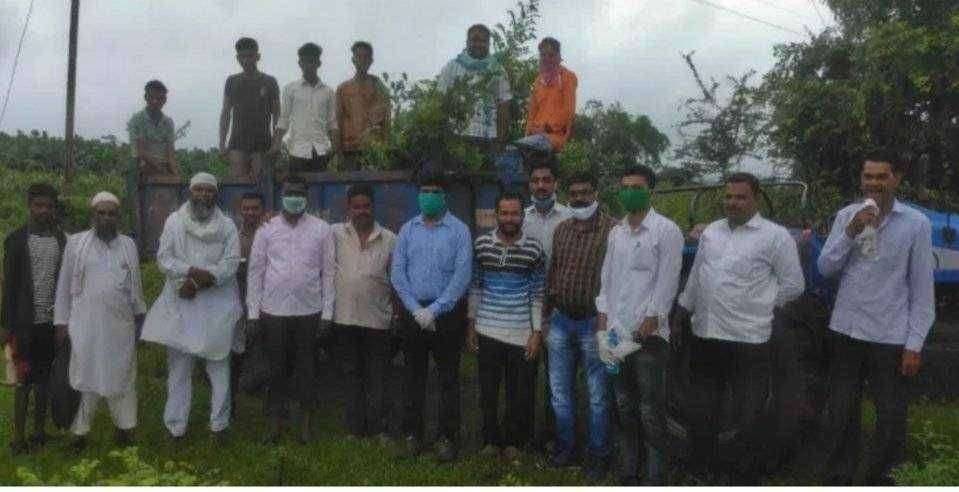 कृती फाऊंडेशन व इन्सानियत ग्रुपच्या वतीने दफनभूमी व स्मशानभूमी सुशोभीकरणाकरीता वृक्षारोपण