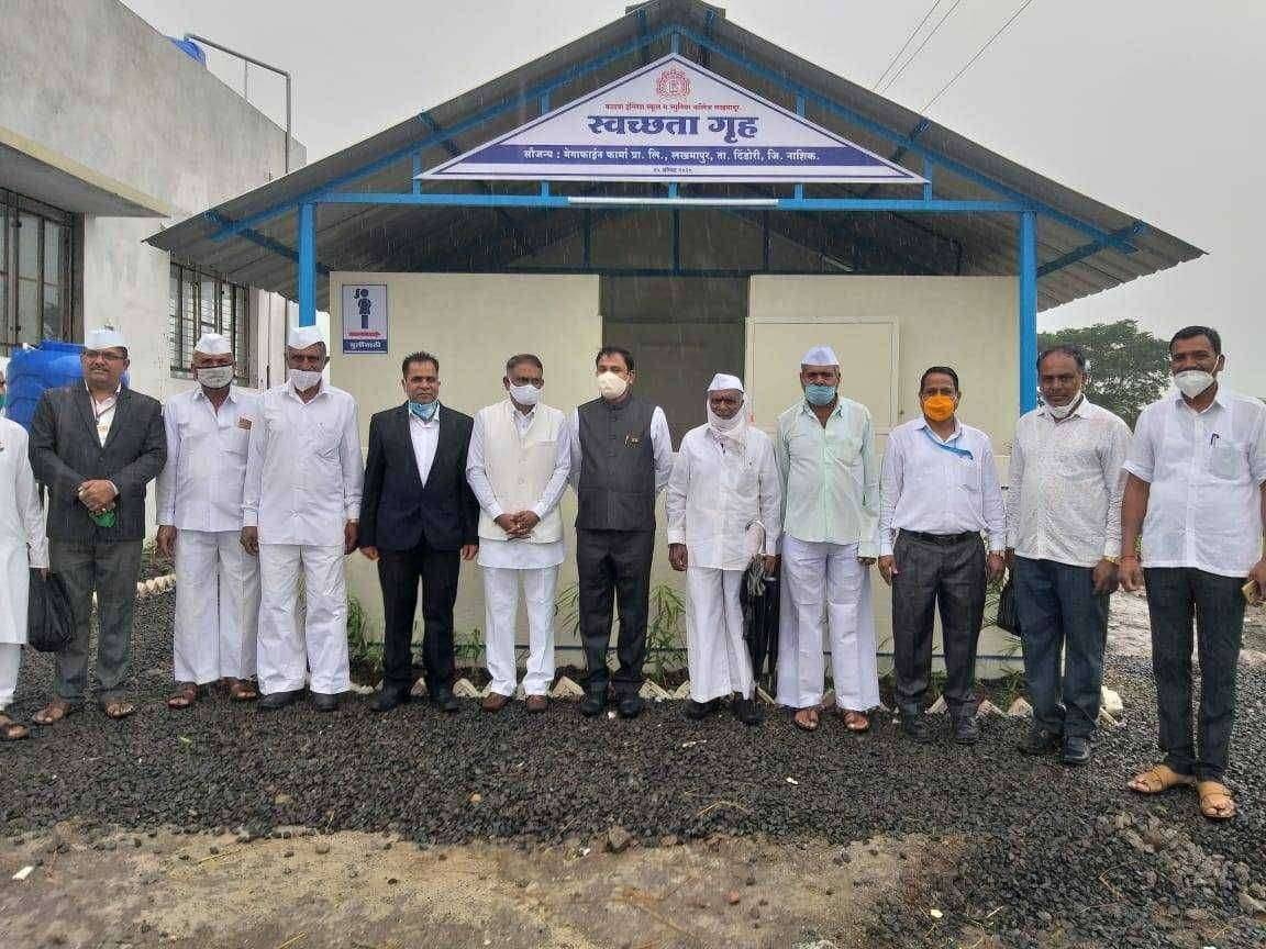 समाजाचे देणे समजून मेगाफाईन कडुन लखमापूरला विद्यार्थ्यांसाठी स्वच्छता ग्रुहाचे लोकार्पण