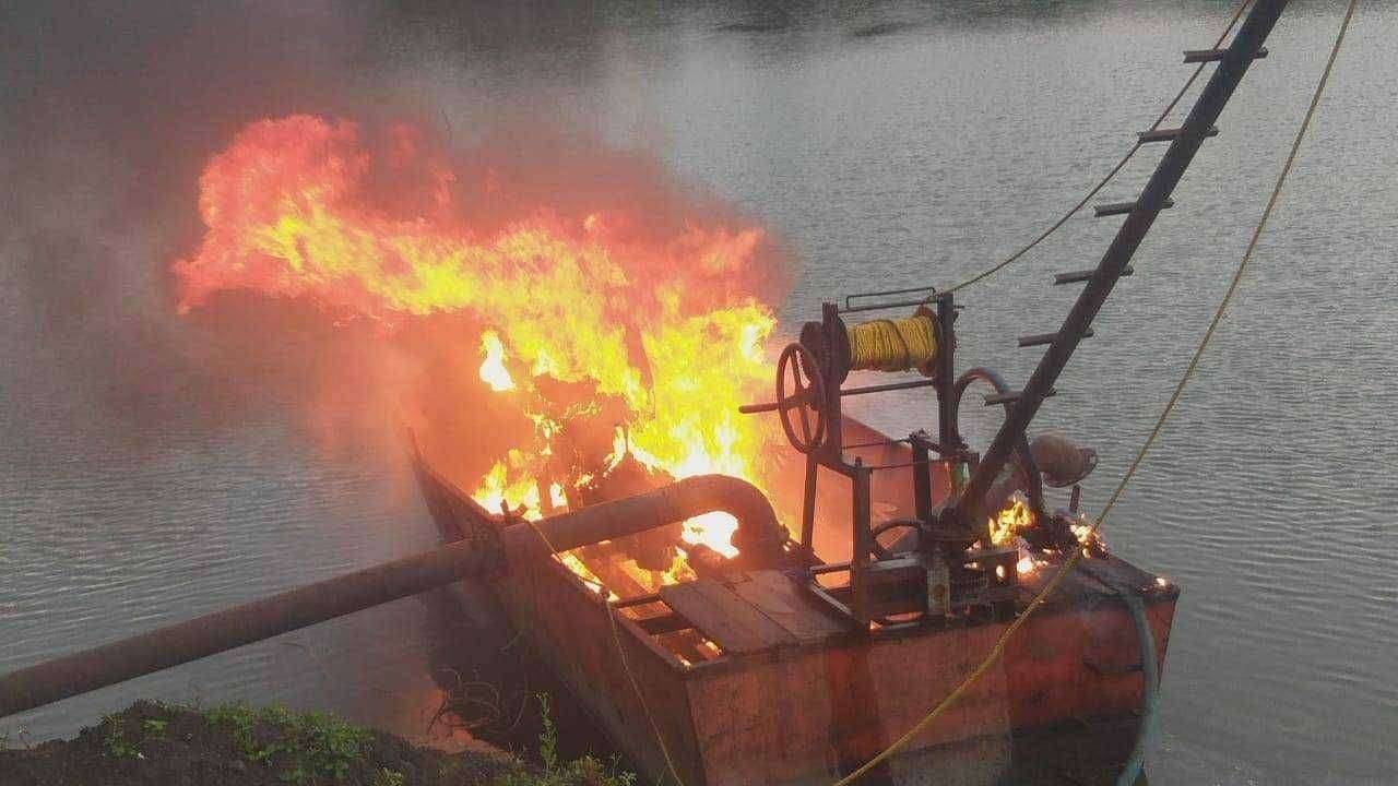 अवैध वाळू वाहतूक प्रकरणी अक्कलकोटचे तहसिलदार अंजली मरोड यांची कडक कारवाई