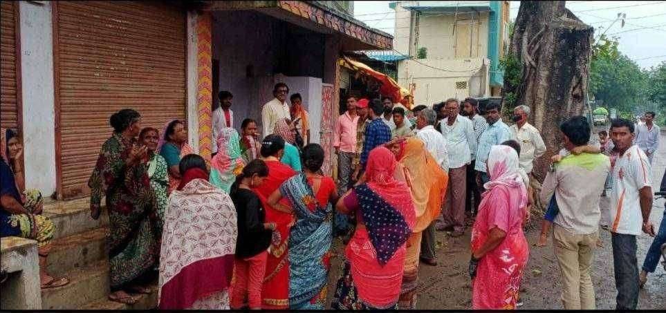 निंभोर येथे समस्या बाबत उपसरपंच यांना घेराव....सर्वच प्रमुख रस्ते चिखलमय