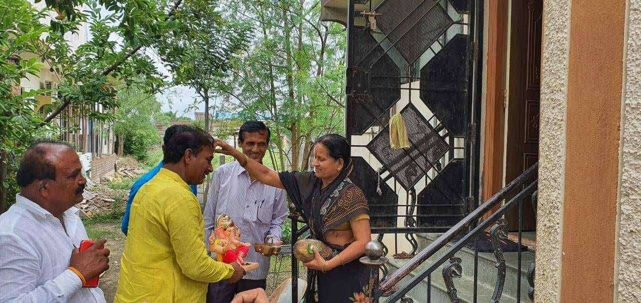 प्रचंड उत्साहात मनसे चे घरपोच गणेश मूर्तीचे वाटप